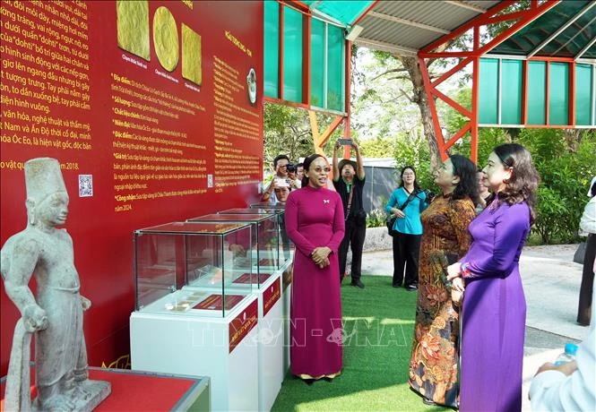 Phó Chủ tịch nước dự Ngày hội Văn hóa các dân tộc tỉnh Vĩnh Long Phó Chủ tịch nước dự Ngày hội Văn hóa các dân tộc tỉnh Vĩnh Long