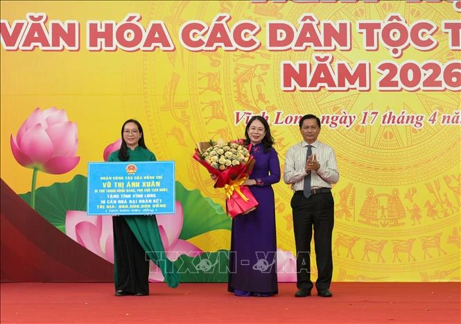 Phó Chủ tịch nước dự Ngày hội Văn hóa các dân tộc tỉnh Vĩnh Long Phó Chủ tịch nước dự Ngày hội Văn hóa các dân tộc tỉnh Vĩnh Long