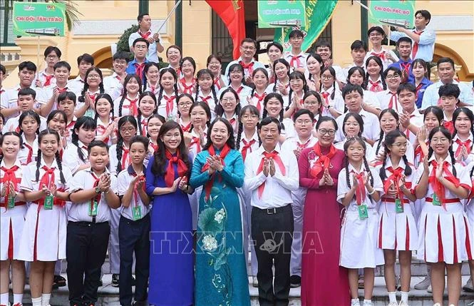 Phó Chủ tịch nước gặp mặt Đoàn đại biểu thiếu nhi tham gia 'Hành trình Em yêu Tổ quốc Việt Nam' Phó Chủ tịch nước gặp mặt Đoàn đại biểu thiếu nhi tham gia 'Hành trình Em yêu Tổ quốc Việt Nam'