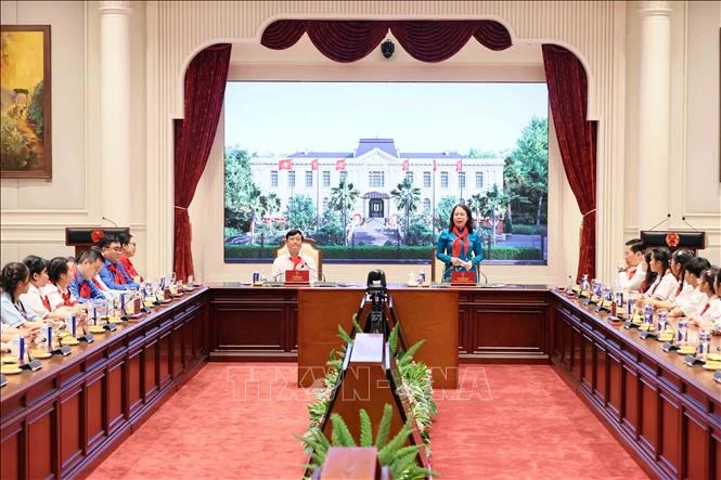 Phó Chủ tịch nước gặp mặt Đoàn đại biểu thiếu nhi tham gia 'Hành trình Em yêu Tổ quốc Việt Nam' Phó Chủ tịch nước gặp mặt Đoàn đại biểu thiếu nhi tham gia 'Hành trình Em yêu Tổ quốc Việt Nam'
