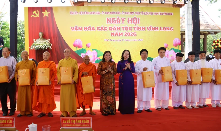 Phó Chủ tịch nước Võ Thị Ánh Xuân dự Ngày hội Văn hóa các dân tộc tỉnh Vĩnh Long Phó Chủ tịch nước Võ Thị Ánh Xuân dự Ngày hội Văn hóa các dân tộc tỉnh Vĩnh Long