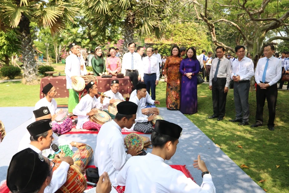 Phó Chủ tịch nước Võ Thị Ánh Xuân dự Ngày hội Văn hóa các dân tộc tỉnh Vĩnh Long Phó Chủ tịch nước Võ Thị Ánh Xuân dự Ngày hội Văn hóa các dân tộc tỉnh Vĩnh Long