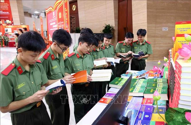 Phó Chủ tịch nước Võ Thị Ánh Xuân dự phát động phong trào đọc sách trong lực lượng Công an nhân dân Phó Chủ tịch nước Võ Thị Ánh Xuân dự phát động phong trào đọc sách trong lực lượng Công an nhân dân