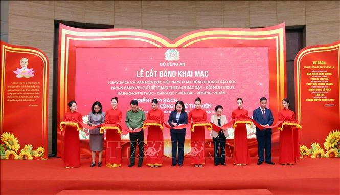 Phó Chủ tịch nước Võ Thị Ánh Xuân dự phát động phong trào đọc sách trong lực lượng Công an nhân dân Phó Chủ tịch nước Võ Thị Ánh Xuân dự phát động phong trào đọc sách trong lực lượng Công an nhân dân
