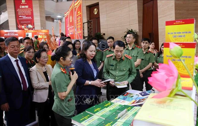 Phó Chủ tịch nước Võ Thị Ánh Xuân dự phát động phong trào đọc sách trong lực lượng Công an nhân dân Phó Chủ tịch nước Võ Thị Ánh Xuân dự phát động phong trào đọc sách trong lực lượng Công an nhân dân