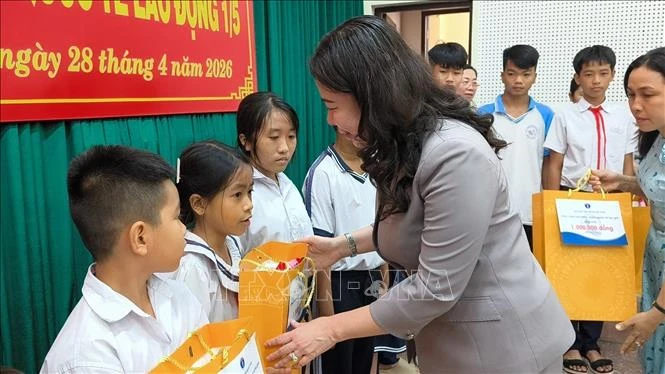 Phó Chủ tịch nước Võ Thị Ánh Xuân tặng quà đối tượng chính sách tại tỉnh Vĩnh Long