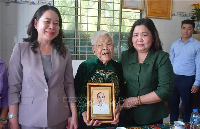 Phó Chủ tịch nước Võ Thị Ánh Xuân tặng quà đối tượng chính sách tại tỉnh Vĩnh Long