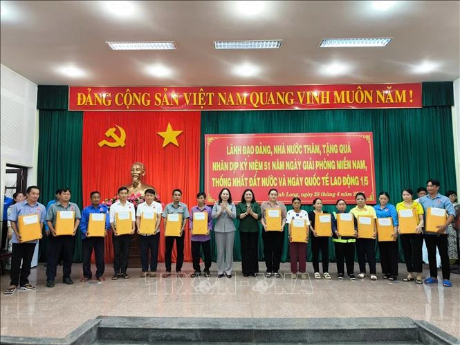 Phó Chủ tịch nước Võ Thị Ánh Xuân tặng quà đối tượng chính sách tại tỉnh Vĩnh Long