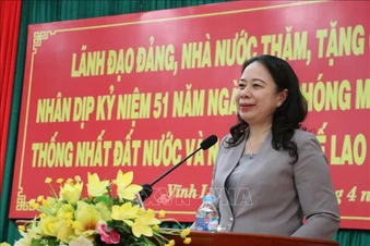 Phó Chủ tịch nước Võ Thị Ánh Xuân tặng quà đối tượng chính sách tại tỉnh Vĩnh Long