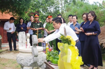 Phó Chủ tịch Quốc hội dâng hương Đại tướng Võ Nguyên Giáp