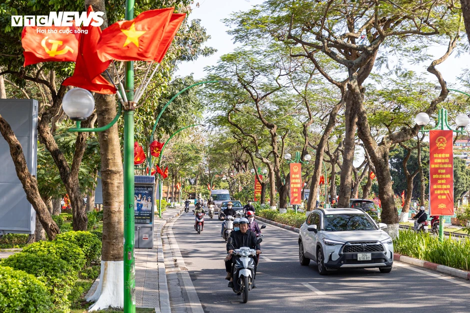 Phố phường Hà Nội rực rỡ cờ hoa trước ngày toàn dân đi bầu cử Phố phường Hà Nội rực rỡ cờ hoa trước ngày toàn dân đi bầu cử