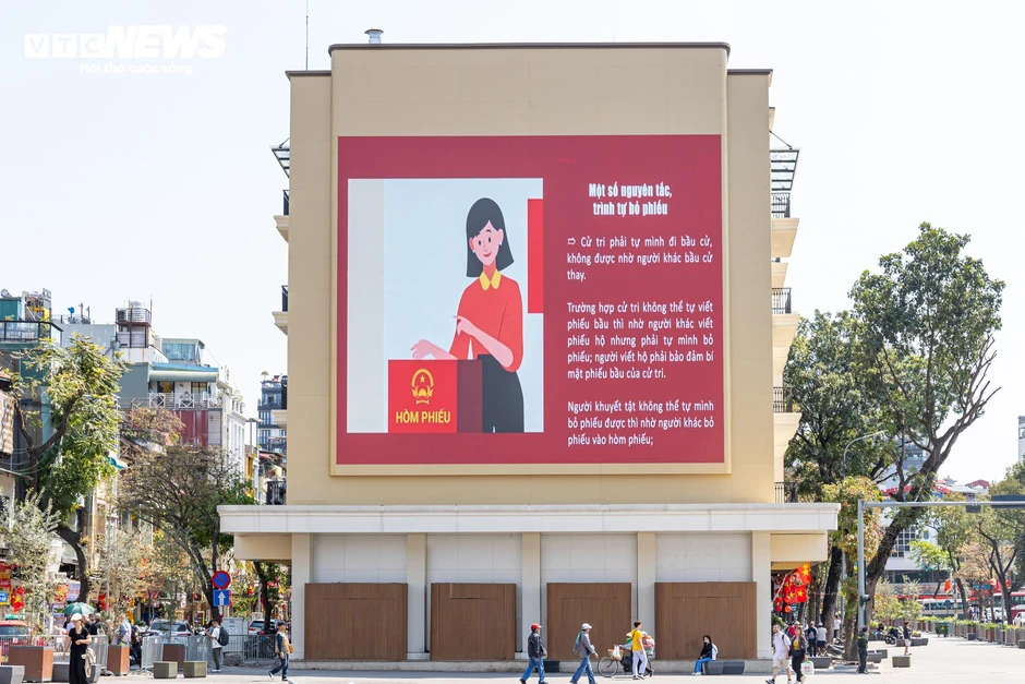 Phố phường Hà Nội rực rỡ cờ hoa trước ngày toàn dân đi bầu cử Phố phường Hà Nội rực rỡ cờ hoa trước ngày toàn dân đi bầu cử