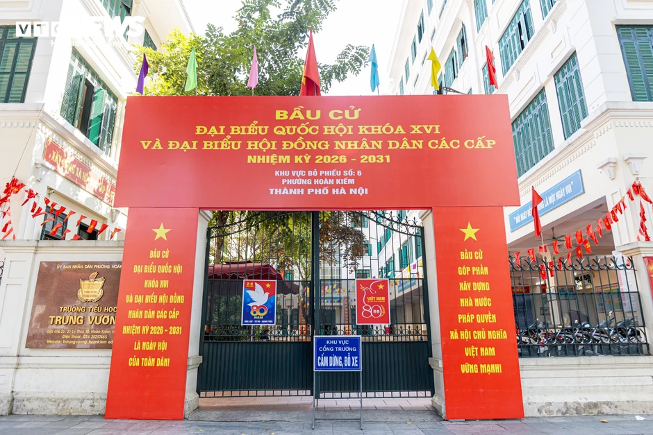 Phố phường Hà Nội rực rỡ cờ hoa trước ngày toàn dân đi bầu cử Phố phường Hà Nội rực rỡ cờ hoa trước ngày toàn dân đi bầu cử