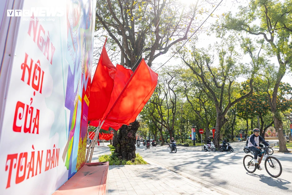 Phố phường Hà Nội rực rỡ cờ hoa trước ngày toàn dân đi bầu cử Phố phường Hà Nội rực rỡ cờ hoa trước ngày toàn dân đi bầu cử