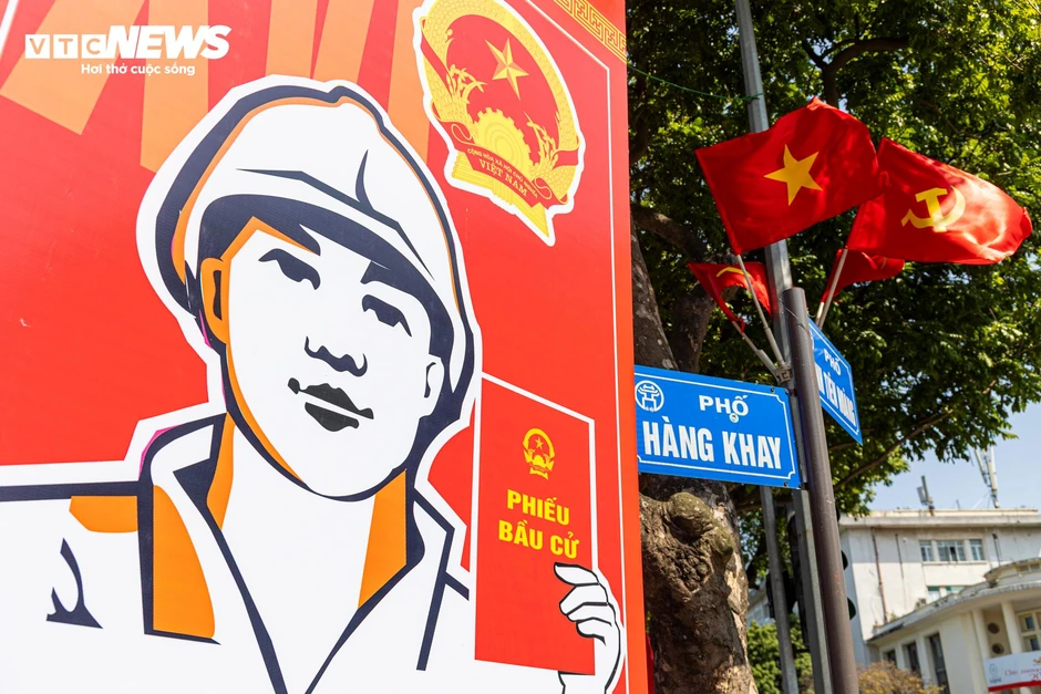 Phố phường Hà Nội rực rỡ cờ hoa trước ngày toàn dân đi bầu cử Phố phường Hà Nội rực rỡ cờ hoa trước ngày toàn dân đi bầu cử