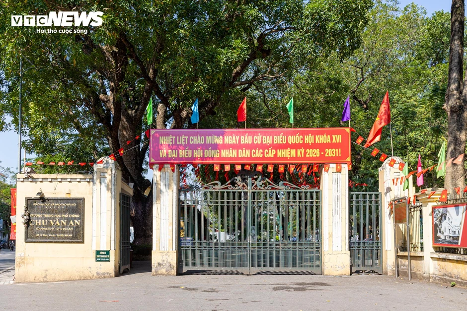 Phố phường Hà Nội rực rỡ cờ hoa trước ngày toàn dân đi bầu cử Phố phường Hà Nội rực rỡ cờ hoa trước ngày toàn dân đi bầu cử