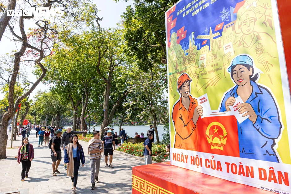Phố phường Hà Nội rực rỡ cờ hoa trước ngày toàn dân đi bầu cử Phố phường Hà Nội rực rỡ cờ hoa trước ngày toàn dân đi bầu cử