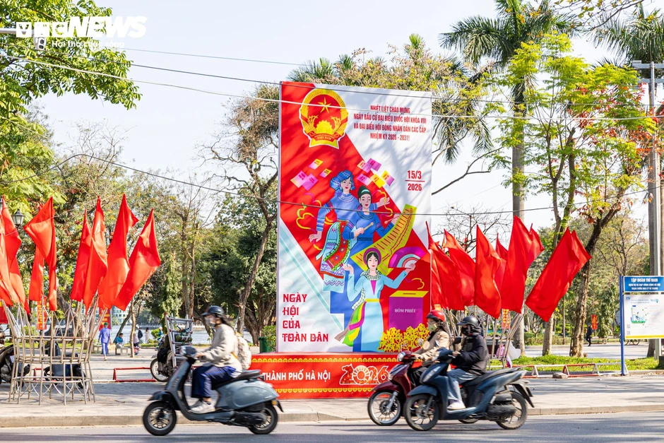 Phố phường Hà Nội rực rỡ cờ hoa trước ngày toàn dân đi bầu cử Phố phường Hà Nội rực rỡ cờ hoa trước ngày toàn dân đi bầu cử