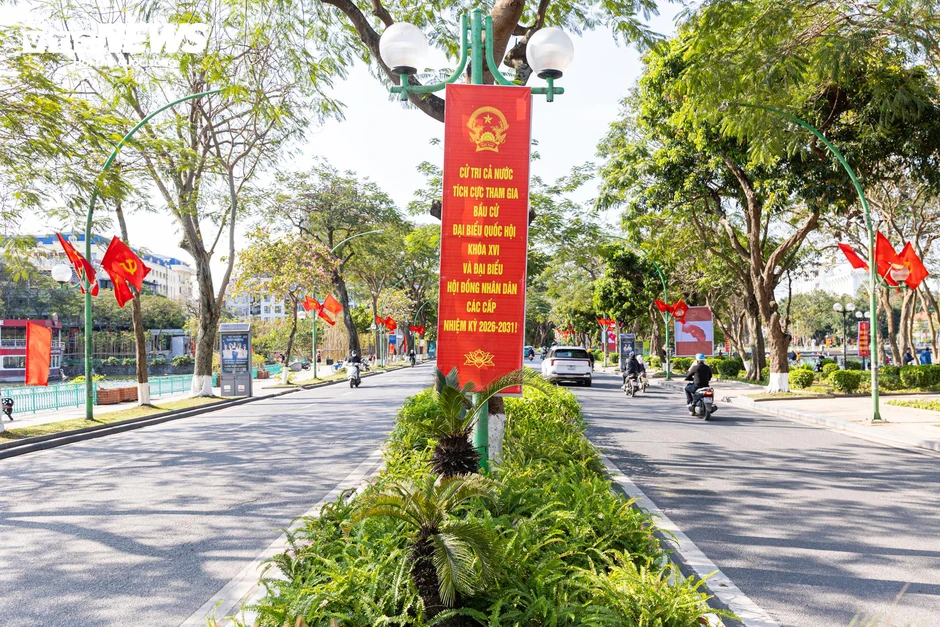 Phố phường Hà Nội rực rỡ cờ hoa trước ngày toàn dân đi bầu cử Phố phường Hà Nội rực rỡ cờ hoa trước ngày toàn dân đi bầu cử
