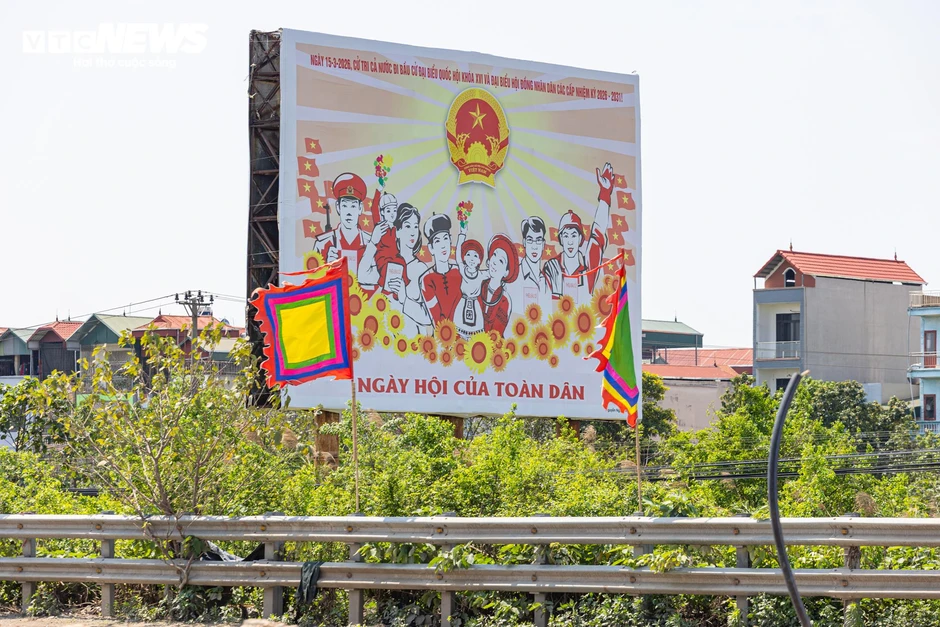 Phố phường Hà Nội rực rỡ cờ hoa trước ngày toàn dân đi bầu cử Phố phường Hà Nội rực rỡ cờ hoa trước ngày toàn dân đi bầu cử