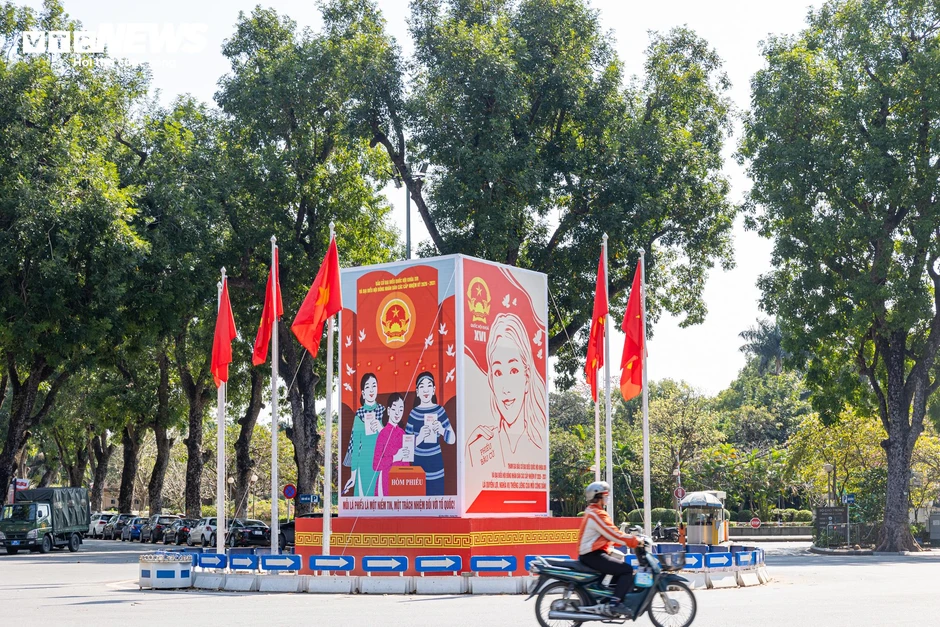 Phố phường Hà Nội rực rỡ cờ hoa trước ngày toàn dân đi bầu cử Phố phường Hà Nội rực rỡ cờ hoa trước ngày toàn dân đi bầu cử