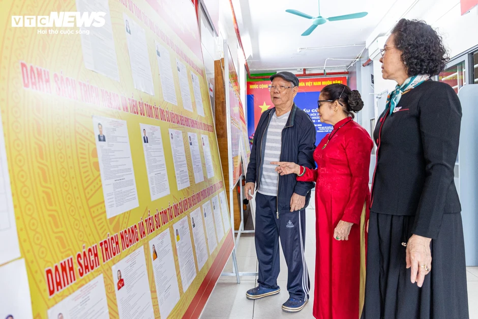 Phố phường Hà Nội rực rỡ cờ hoa trước ngày toàn dân đi bầu cử Phố phường Hà Nội rực rỡ cờ hoa trước ngày toàn dân đi bầu cử