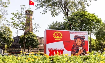 Phố phường Hà Nội rực rỡ cờ hoa trước ngày toàn dân đi bầu cử