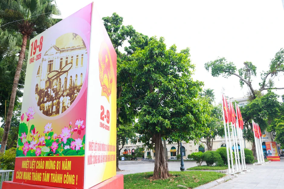 Phố phường Thủ đô rợp bóng cờ hoa, hướng về Đại lễ Quốc khánh 2-9 Phố phường Thủ đô rợp bóng cờ hoa, hướng về Đại lễ Quốc khánh 2-9
