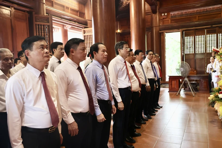 Phó Thủ tướng Lê Tiến Châu cùng đoàn đại biểu dâng hương, dâng hoa tưởng nhớ Chủ tịch Hồ Chí Minh