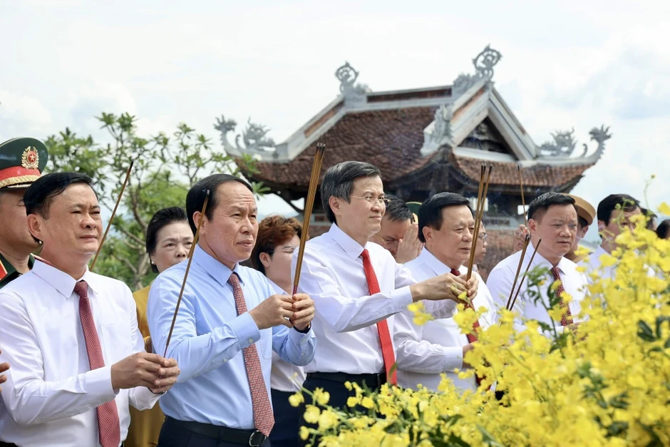 Phó Thủ tướng Lê Tiến Châu cùng đoàn đại biểu dâng hương, dâng hoa tưởng nhớ Chủ tịch Hồ Chí Minh