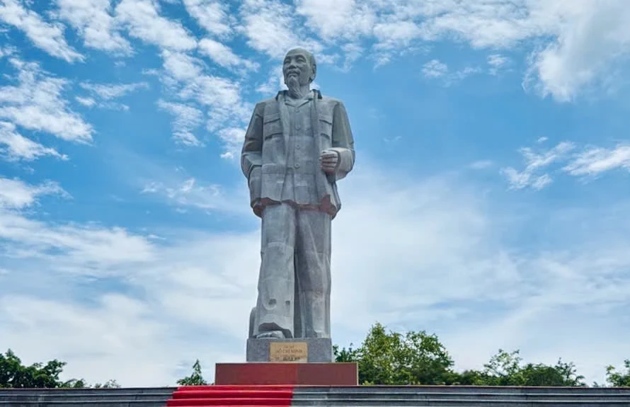 Phó Thủ tướng Lê Tiến Châu cùng đoàn đại biểu dâng hương, dâng hoa tưởng nhớ Chủ tịch Hồ Chí Minh