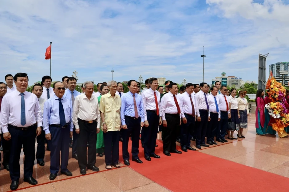 Phó Thủ tướng Lê Tiến Châu cùng đoàn đại biểu dâng hương, dâng hoa tưởng nhớ Chủ tịch Hồ Chí Minh