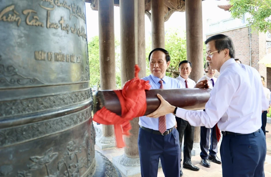 Phó Thủ tướng Lê Tiến Châu cùng đoàn đại biểu dâng hương, dâng hoa tưởng nhớ Chủ tịch Hồ Chí Minh