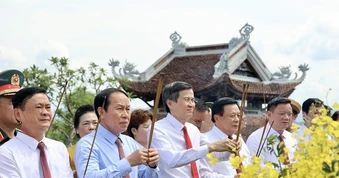 Phó Thủ tướng Lê Tiến Châu cùng đoàn đại biểu dâng hương, dâng hoa tưởng nhớ Chủ tịch Hồ Chí Minh