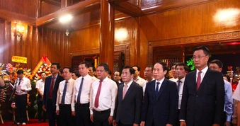 Phó Thủ tướng Lê Tiến Châu dự chương trình 'Bản hùng ca trên sông' tại bến phà Gianh
