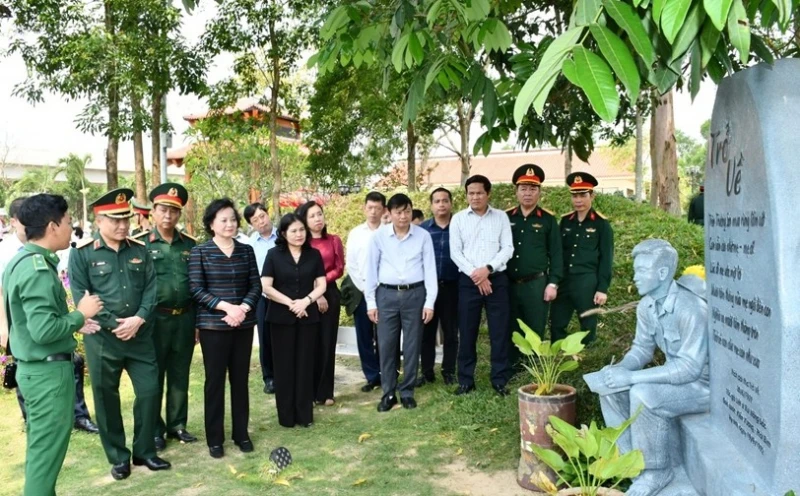 Phó thủ tướng Phạm Thị Thanh Trà dâng hương tri ân các anh hùng liệt sĩ tại tỉnh Quảng Trị Phó thủ tướng Phạm Thị Thanh Trà dâng hương tri ân các anh hùng liệt sĩ tại tỉnh Quảng Trị
