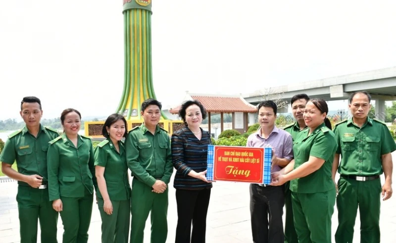 Phó thủ tướng Phạm Thị Thanh Trà dâng hương tri ân các anh hùng liệt sĩ tại tỉnh Quảng Trị Phó thủ tướng Phạm Thị Thanh Trà dâng hương tri ân các anh hùng liệt sĩ tại tỉnh Quảng Trị