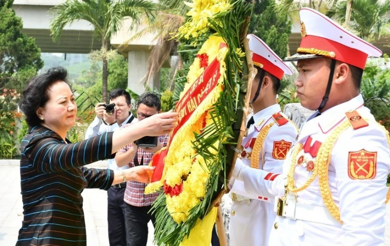 Phó thủ tướng Phạm Thị Thanh Trà dâng hương tri ân các anh hùng liệt sĩ tại tỉnh Quảng Trị Phó thủ tướng Phạm Thị Thanh Trà dâng hương tri ân các anh hùng liệt sĩ tại tỉnh Quảng Trị