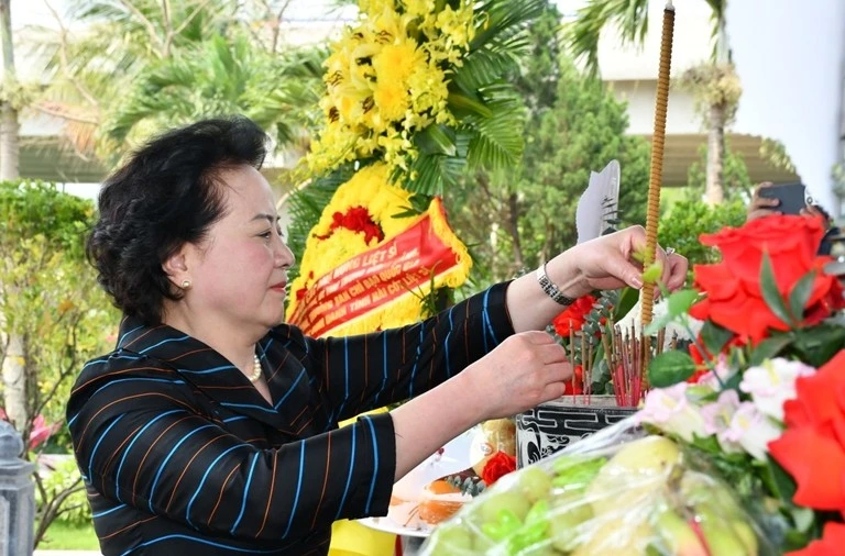 Phó thủ tướng Phạm Thị Thanh Trà dâng hương tri ân các anh hùng liệt sĩ tại tỉnh Quảng Trị Phó thủ tướng Phạm Thị Thanh Trà dâng hương tri ân các anh hùng liệt sĩ tại tỉnh Quảng Trị