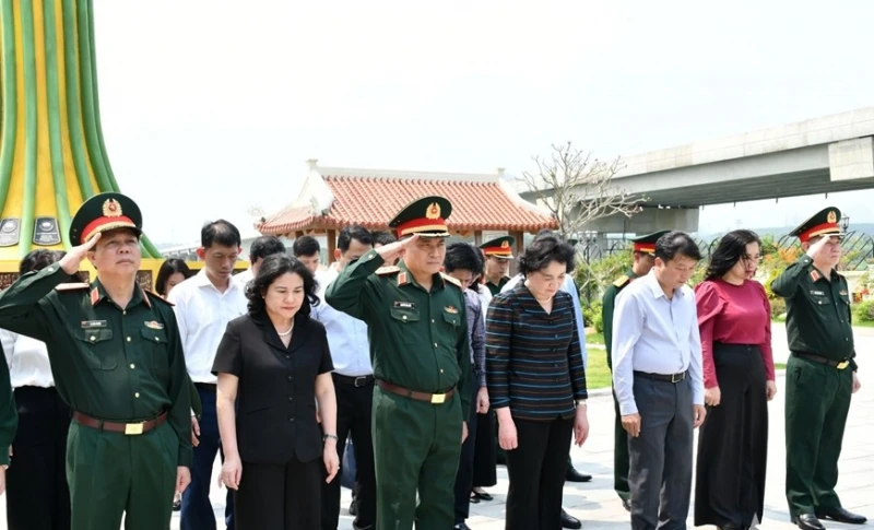 Phó thủ tướng Phạm Thị Thanh Trà dâng hương tri ân các anh hùng liệt sĩ tại tỉnh Quảng Trị Phó thủ tướng Phạm Thị Thanh Trà dâng hương tri ân các anh hùng liệt sĩ tại tỉnh Quảng Trị