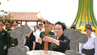 Phó thủ tướng Phạm Thị Thanh Trà dâng hương tri ân các anh hùng liệt sĩ tại tỉnh Quảng Trị