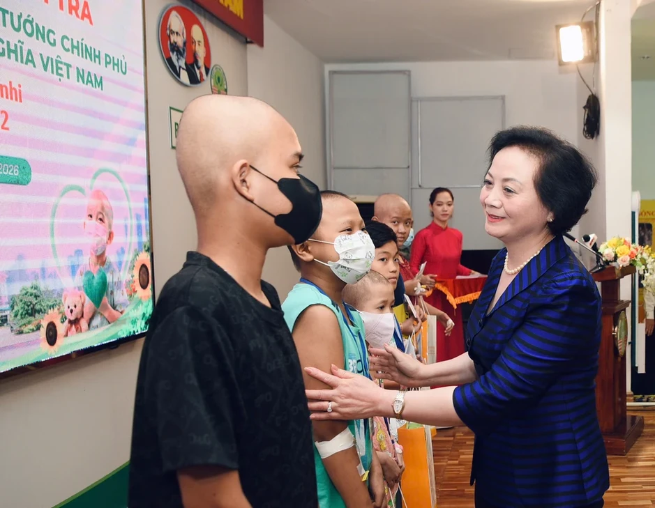Phó Thủ tướng Phạm Thị Thanh Trà thăm và tặng quà cho bệnh nhi ở TP.HCM