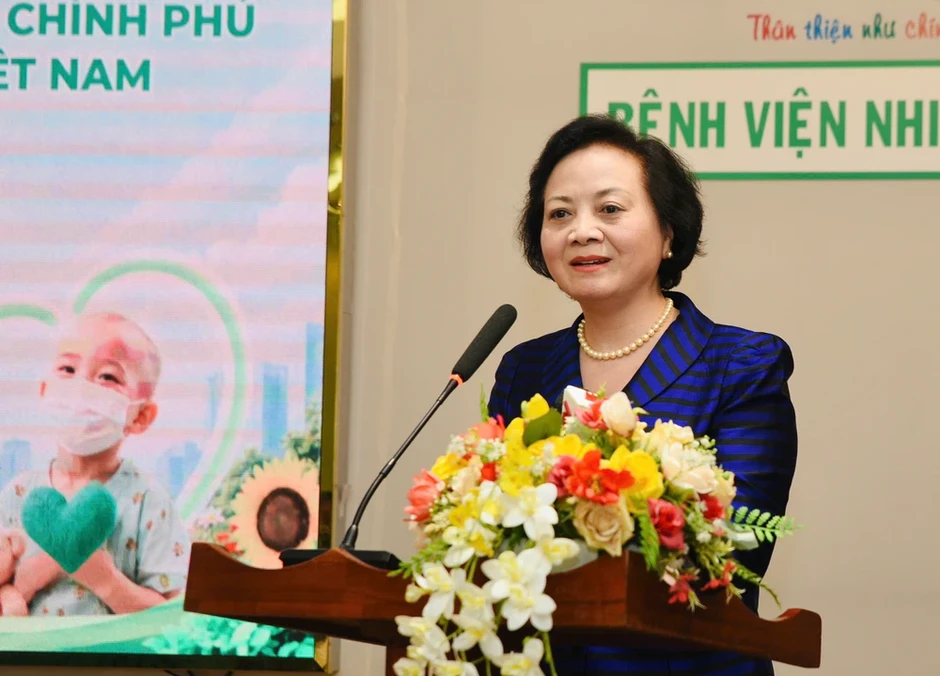 Phó Thủ tướng Phạm Thị Thanh Trà thăm và tặng quà cho bệnh nhi ở TP.HCM