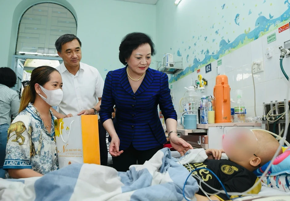 Phó Thủ tướng Phạm Thị Thanh Trà thăm và tặng quà cho bệnh nhi ở TP.HCM
