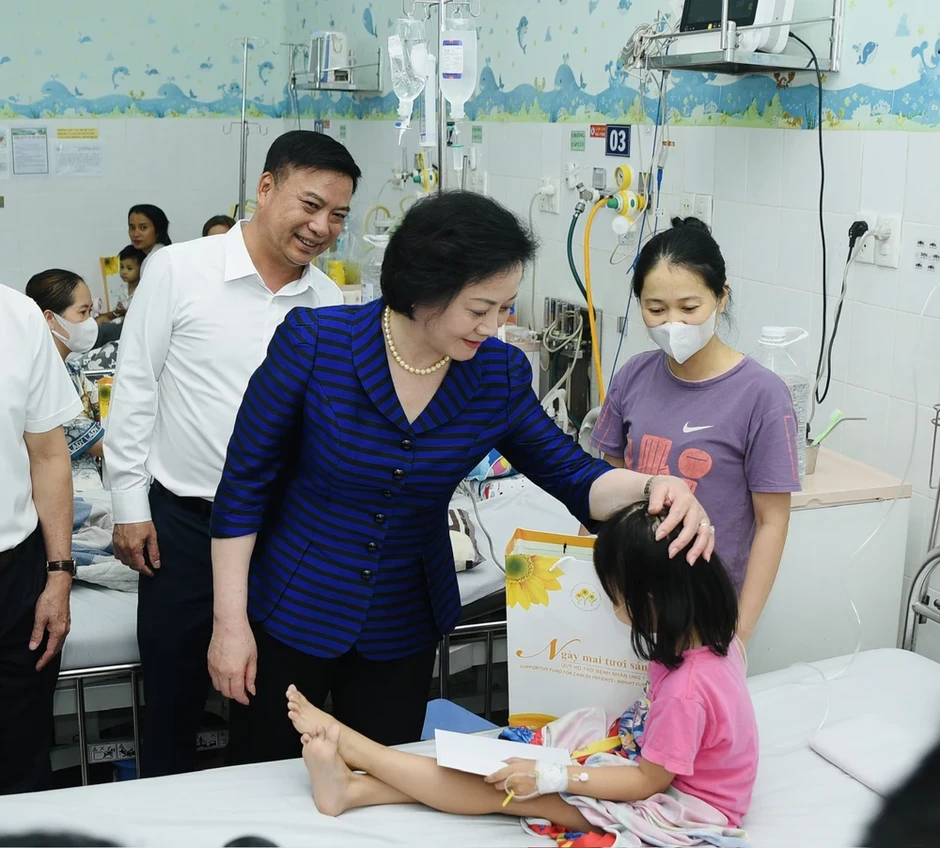 Phó Thủ tướng Phạm Thị Thanh Trà thăm và tặng quà cho bệnh nhi ở TP.HCM