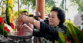 Phó thủ tướng Phạm Thị Thanh Trà tri ân liệt sĩ tại nhiều ‘địa chỉ đỏ’ ở Quảng Trị