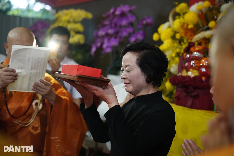 Phó Thủ tướng xúc động trong lễ siêu tiến anh linh các liệt sỹ ở Công viên Lê Thị Riêng Phó Thủ tướng xúc động trong lễ siêu tiến anh linh các liệt sỹ ở Công viên Lê Thị Riêng