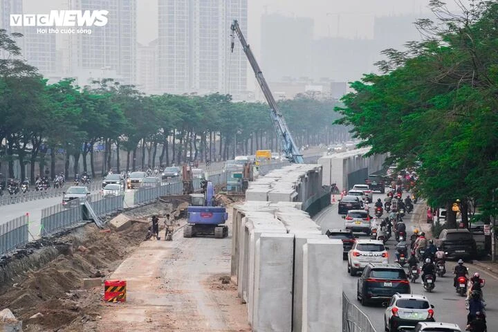 Phố trung tâm Hà Nội bị đào xới: Hệ quả của việc hạ tầng 'chạy sau' phát triển đô thị Phố trung tâm Hà Nội bị đào xới: Hệ quả của việc hạ tầng 'chạy sau' phát triển đô thị