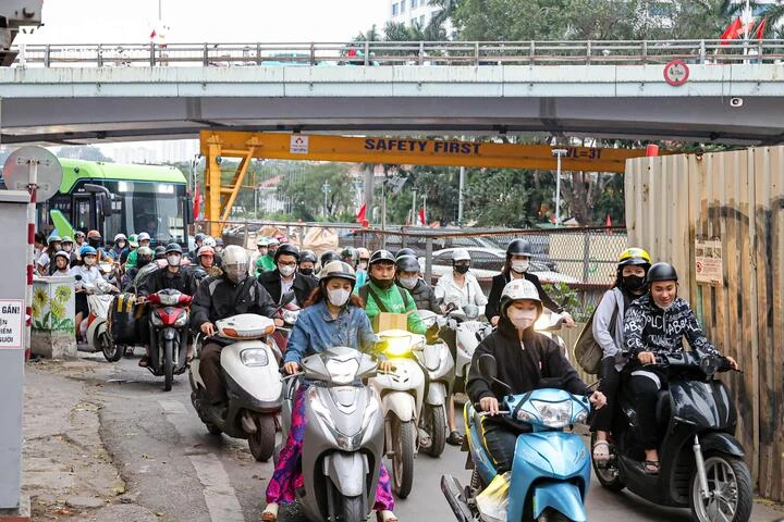 Phố vàng tê liệt vì lô cốt metro chậm tiến độ, nhà 2 mặt tiền không ai thuê Phố vàng tê liệt vì lô cốt metro chậm tiến độ, nhà 2 mặt tiền không ai thuê