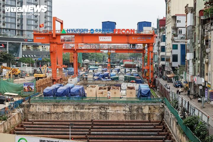 Phố vàng tê liệt vì lô cốt metro chậm tiến độ, nhà 2 mặt tiền không ai thuê Phố vàng tê liệt vì lô cốt metro chậm tiến độ, nhà 2 mặt tiền không ai thuê